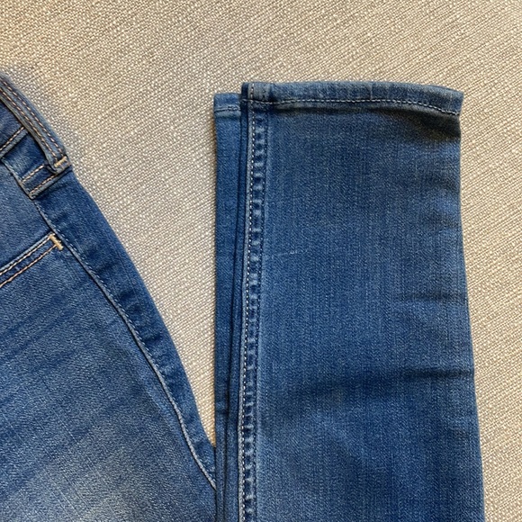 NEW Hollister High-Rise Advanced Stretch Jeans Medium Wash - Picture 2 of 10